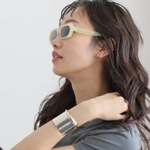 🕶️ New Celine CL40243I 39A Sunglasses -Opal Vanilla Frame, Smoke Lenses - Picture 3 of 11